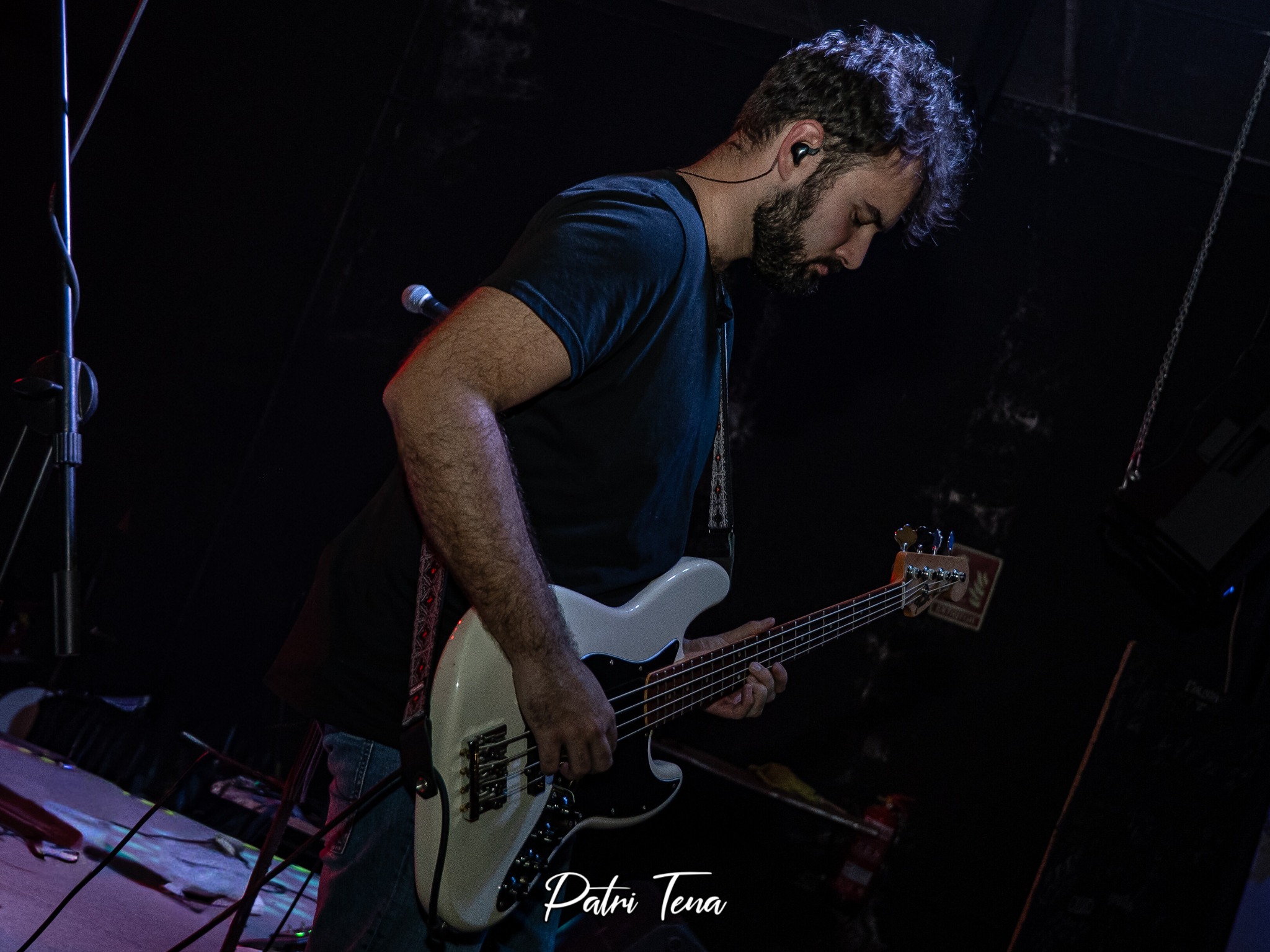 Saúl Gentil, bajo y coros de Zalake